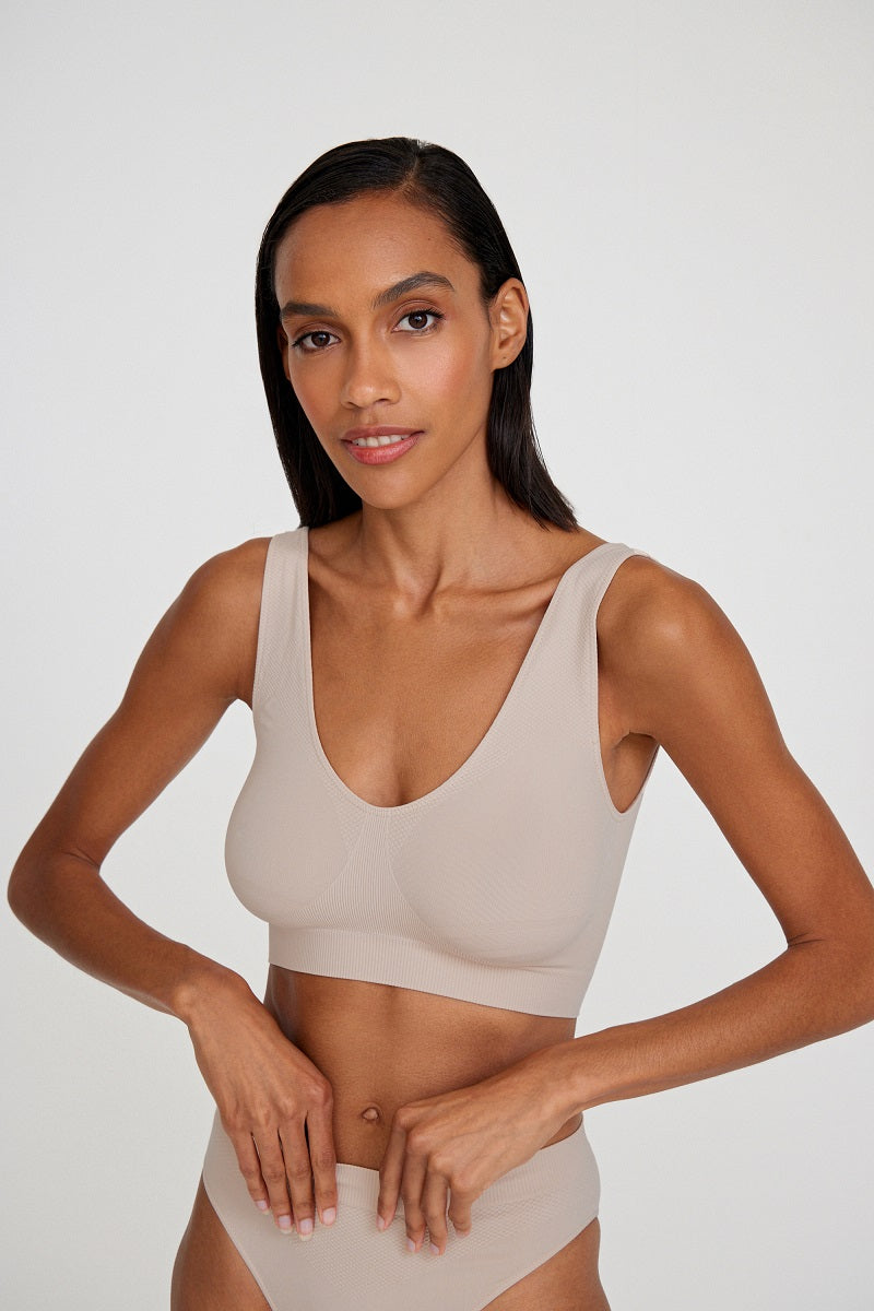 Top con tirantes anchos con escote de pico