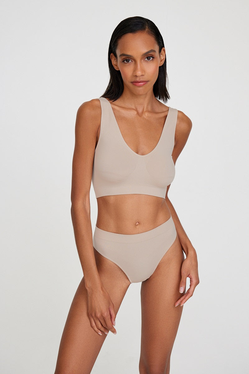 Top con tirantes anchos con escote de pico