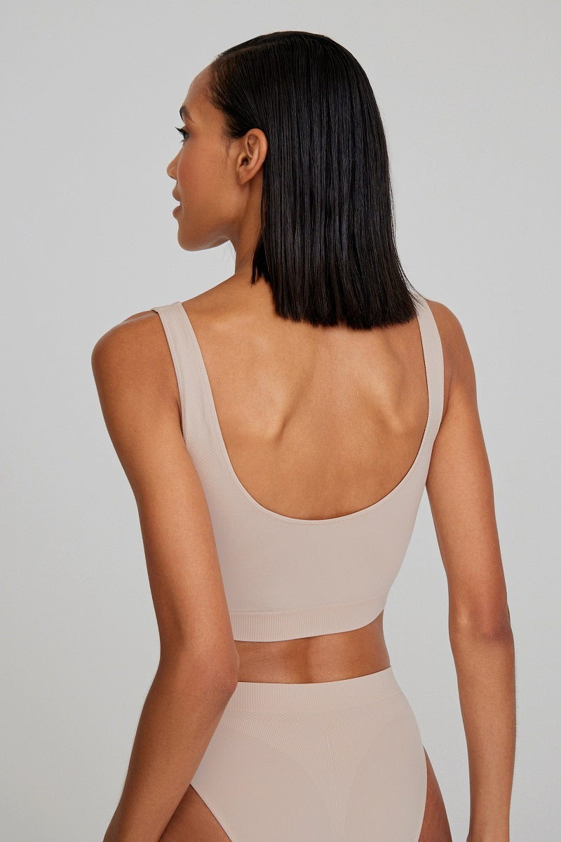 Top con tirantes anchos con escote de pico